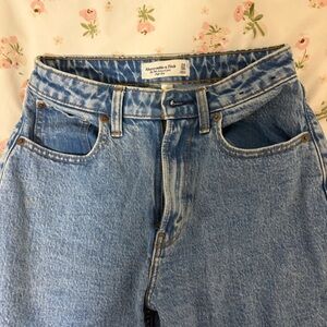 Abercrombie 90’s Relaxed Jean